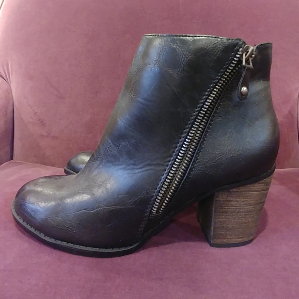 NWOT Diba Booties